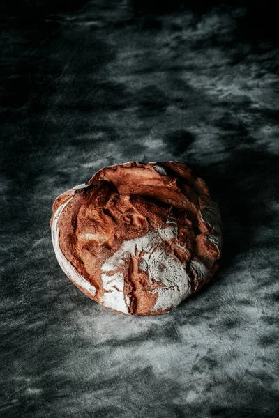 Kamut Pšeničný Chléb Bochník Skvrnité Tmavě Šedé Látkové Povrchu Nějakým — Stock fotografie
