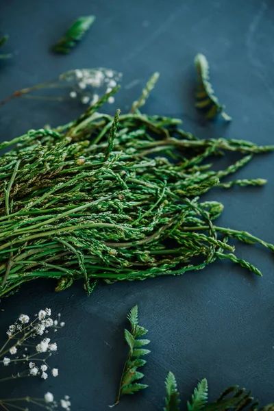 Closeup Bunch Freshly Harvested Wild Asparagus Black Stone Surface —  Fotos de Stock