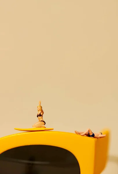 Miniature Woman Bikini Kneeling Surfboard Miniature Man Swimsuit Relaxing Top — Foto de Stock
