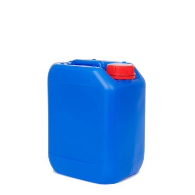 Kırmızı kapaklı, beyaz arka planda mavi plastik bir bidon.