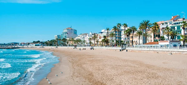 2022年3月3日 西班牙弗拉加塔广场 Platja Fragata 海滩的全景 以及与海岸交界的海滨广场 其中有许多餐厅和酒店 — 图库照片