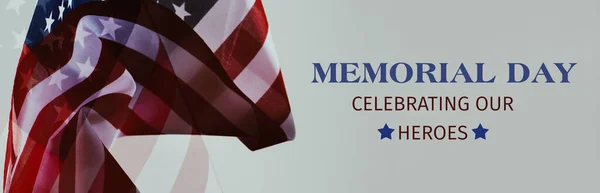 在苍白的灰色背景上多次展示一面美国国旗 并以全景形式在文字纪念日庆祝我们的英雄 以此作为网页横幅或标题 — 图库照片
