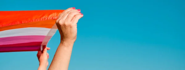 Närbild Kaukasisk Kvinna Viftar Med Lesbisk Stolthet Flagga Luften Mot — Stockfoto