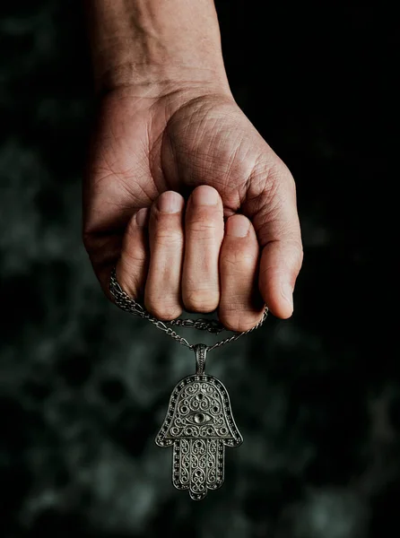 Primo Piano Mano Uomo Che Tiene Mano Vecchio Amuleto Hamsa — Foto Stock