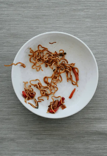 High Angle View Remains Plate Chicken Yakisoba Noodles Table Set — Stock Photo, Image
