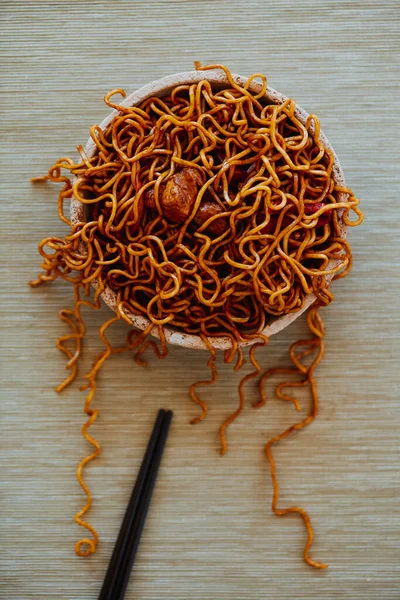 High Angle View Some Chicken Yakisoba Noodles Served Beige Plate — Stock Photo, Image