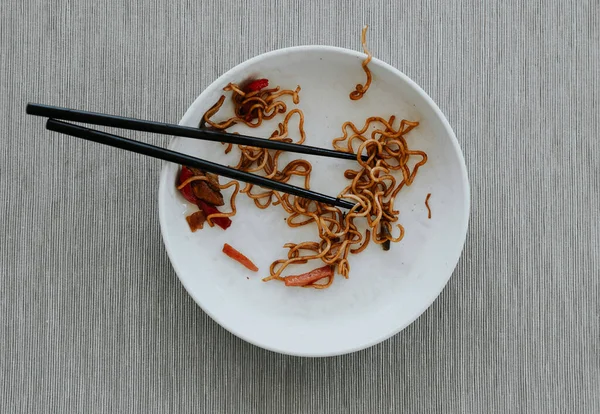 High Angle View Remains Chicken Yakisoba Noodles White Plate Pair — Stockfoto