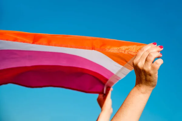 Primer Plano Las Manos Una Mujer Caucásica Sosteniendo Una Bandera — Foto de Stock