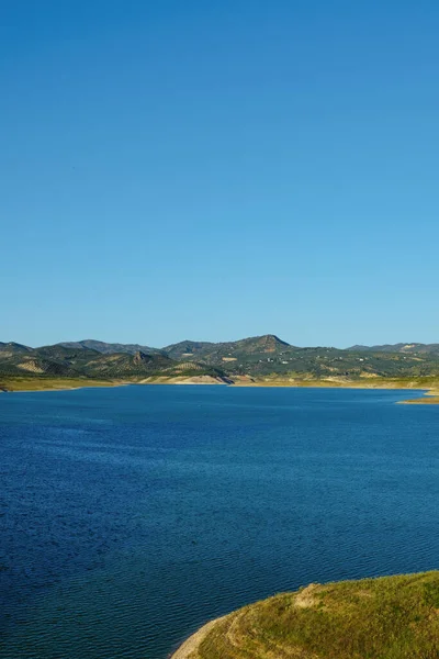 Spanya Endülüs Teki Iznajar Rezervuarının Güneşli Bir Baharda Bir Ayrıntısı — Stok fotoğraf