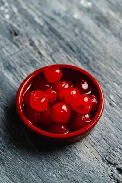 Algunas Cerezas Maraschino Tazón Barro Marrón Sobre Una Mesa Madera — Foto de Stock