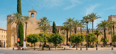 Cordoba, İspanya - 29 Mayıs 2022: İspanya 'nın Cordoba kentindeki Alcazar de los Reyes Cristianos' un duvarlarının bir görüntüsü, bir ortaçağ şatosu, şehirde ikinci kez ziyaret edilen bir dönüm noktası.