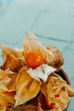 Bazı olgun kirazlar kabuklarında ahşap bir plaka içinde gri bir yüzeye yerleştirilmiş, üzerinde de boş bir alan var.