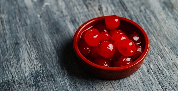 Cuenco Barro Marrón Con Algunas Cerezas Maraschino Sobre Una Mesa —  Fotos de Stock