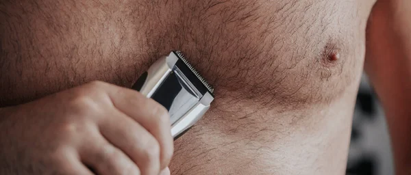 Homem Caucasiano Peludo Aparar Cabelo Seu Peito Com Aparador Elétrico — Fotografia de Stock
