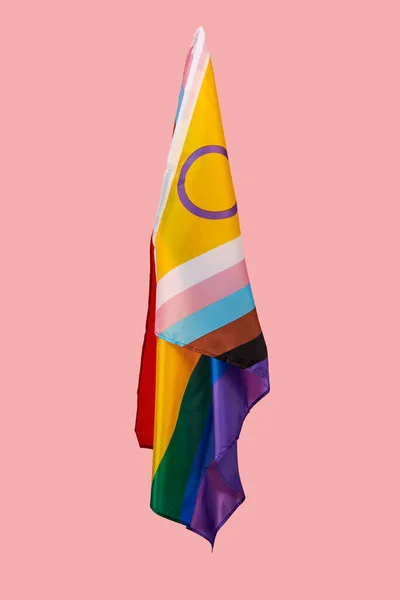 Una Bandera Orgullo Progreso Intersex Inclusive Ondeando Aire Sobre Fondo — Foto de Stock