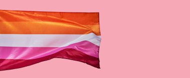 Pembe arka planda yayınlanan lezbiyen gurur bayrağının ayrıntıları, sağda boş bir alan, web pankartı olarak kullanılacak panoramik bir formatta