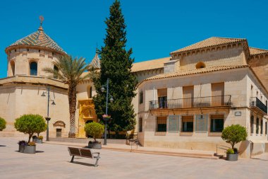 Lucena, İspanya - 27 Mayıs 2022: Lucena, İspanya 'daki Parroquia de San Mateo kilisesinin yan görüntüsü, ve ikinci portalı, Plaza de San Miguel Meydanı' na açılıyor.