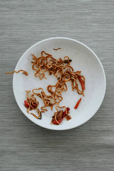 High Angle View White Plate Remains Chicken Yakisoba Noodles Placed — Stock Photo, Image