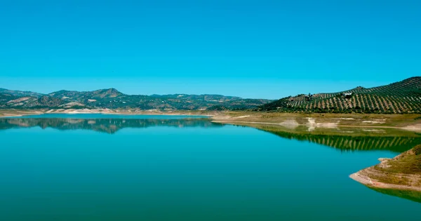 Panorámás Kilátás Iznajar Víztározóra Andalúziában Spanyolországban Egy Napos Tavaszi Napon — Stock Fotó