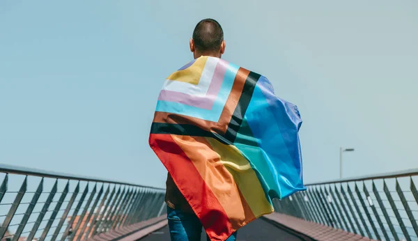 Крупный План Человека Замеченного Сзади Завернутого Прогрессивный Флаг Интерсекс Инклюзивности — стоковое фото