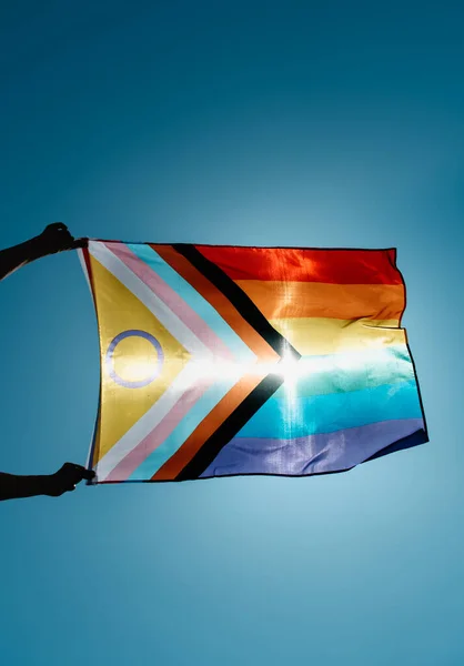 Närbild Man Viftar Med Intersex Inkluderande Framsteg Stolthet Flagga Luften — Stockfoto