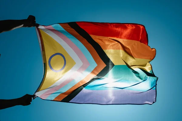 Man Viftar Med Intersex Inkluderande Framsteg Stolthet Flagga Vinden Himlen — Stockfoto
