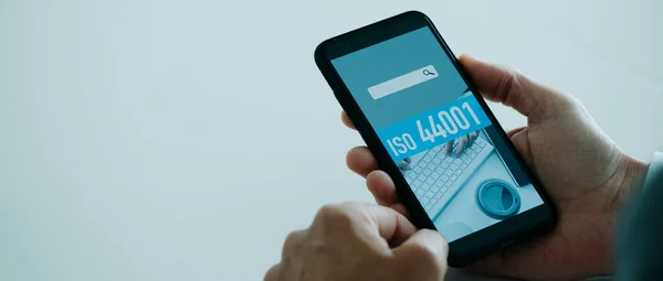 Man Kantoor Met Zijn Smartphone Die Tekst Iso 44001 Zijn — Stockfoto