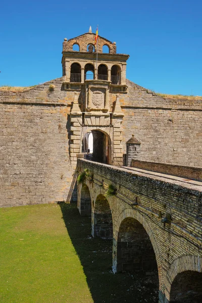 通往西班牙阿拉贡Jaca的Jaca城堡的入口 以及通往干涸的护城河上的桥 — 图库照片