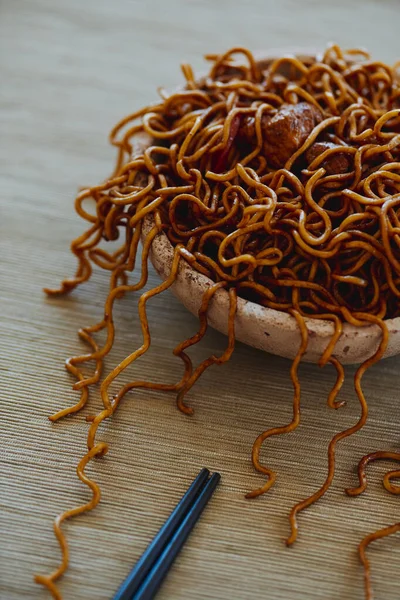 Closeup Brown Ceramic Plate Some Chicken Yakisoba Noodles Pair Black — 스톡 사진