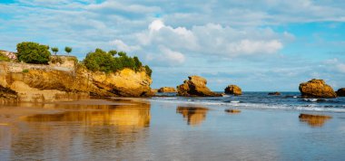 Fransa 'nın Biarritz kentindeki La Grande Plage plajındaki kayalık ve kayalık oluşumları, web pankartı ya da başlık olarak kullanılacak şekilde panoramik formatta