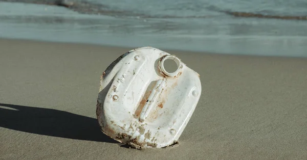 Closeup Piece Used White Plastic Bottle Brought Back Ocean Seashore — Foto Stock