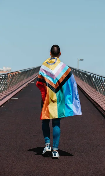 Молодой Человек Которого Видят Сзади Носит Прогрессивный Флаг Интерсекс Инклюзивности — стоковое фото