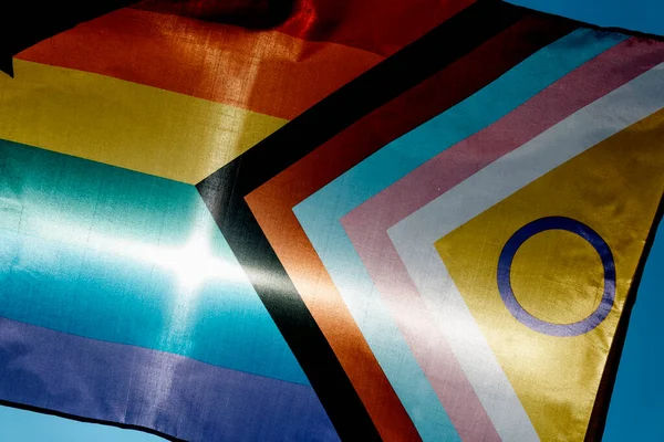 Флаг Гордости Интерсекс Инклюзивного Прогресса Подсвеченный Солнцем Машущим Небе — стоковое фото