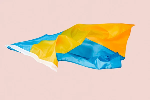 Українійський Прапор Летить Повітрі Перед Рожевим Фоном — стокове фото