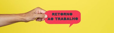 Elinde kırmızı kağıt levhası olan bir adamın el yazısı Portekizce yazılmış, sarı bir zemin üzerinde web pankartı olarak kullanılacak panoramik bir formatta.