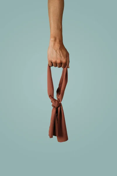 Close Van Hand Van Een Man Met Een Bruine Blinddoek — Stockfoto