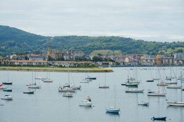 Bidassoa Nehri 'nin ağzının manzarası, Txingudi Körfezi, ve Hondarribia, İspanya, nehrin diğer tarafında, Santa Maria de la Asuncion Kilisesi' nin ve kalenin çan kulesinin altını çiziyor.