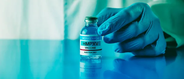 Healthcare Laboratory Worker Wearing Blue Surgical Gloves Shows Simulated Vial — Stock Fotó