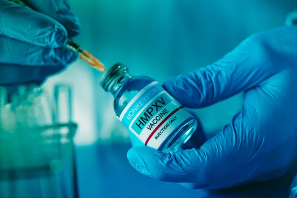 Healthcare Laboratory Worker Man Wearing Blue Surgical Gloves Fills Syringe — Fotografia de Stock