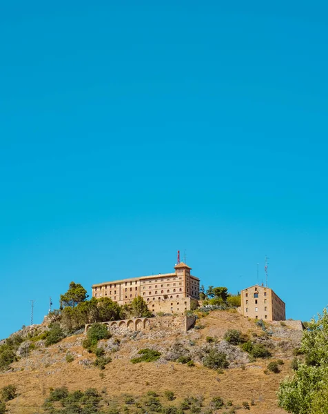 西班牙阿拉贡Barbastro的El Pueyo修道院 位于一座山顶 与蓝天相对照 顶部有一些空白的空间 — 图库照片
