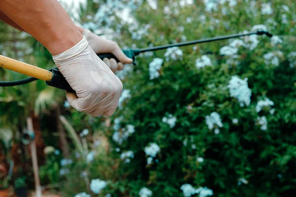 Primo Piano Uomo Indossando Guanti Protettivi Terreno Agricolo Utilizzando Uno — Foto Stock