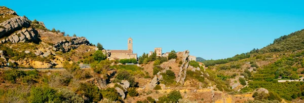 Vista Vilanova Prades Catalunha Espanha Destacando Campanário Igreja Sant Salvador — Fotografia de Stock