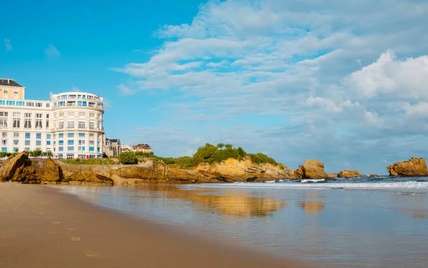 Widok Plażę Grande Plage Biarritz Francji Formacją Skalną Rocher Basta — Zdjęcie stockowe