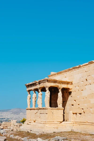 Atina, Yunanistan 'ın Akropolis kentindeki Athena Polias Tapınağı' ndaki Bakirelerin ünlü verandasının ayrıntıları
