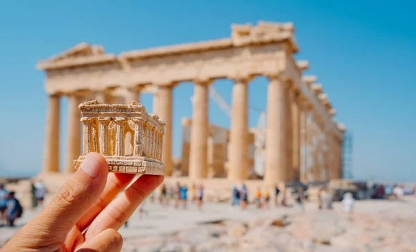 Yunanistan Başkenti Atina Daki Ünlü Binanın Önünde Partenon Kalıntılarının Bir — Stok fotoğraf