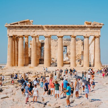 Atina, Yunanistan - 30 Ağustos 2022: Yunanistan 'ın Akropolis kentindeki ünlü Parthenon' un kalıntıları önünde bir kalabalık toplandı