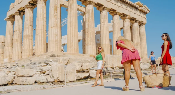 Athen Griechenland August 2022 Eine Junge Frau Posiert Für Ein — Stockfoto