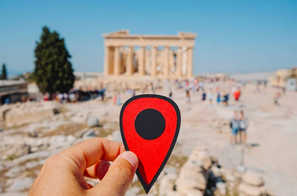 Akropolu Atenach Grecji Mężczyzna Trzyma Czerwony Znacznik Wskazujący Szczątki Słynnego — Zdjęcie stockowe