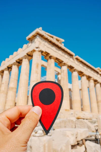 Mężczyzna Posiada Czerwony Marker Który Wskazuje Szczątki Słynnego Partenonu Akropolu — Zdjęcie stockowe