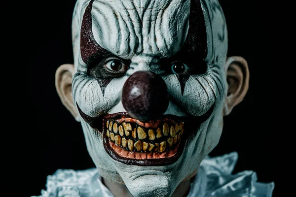 Närbild Läskig Skallig Ond Clown Stirrar Observatören Mot Svart Bakgrund — Stockfoto